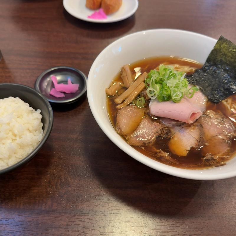 醤油ラーメンにチャーシューをトッピング(志縁 （しえん）)