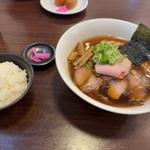 醤油ラーメンにチャーシューをトッピング