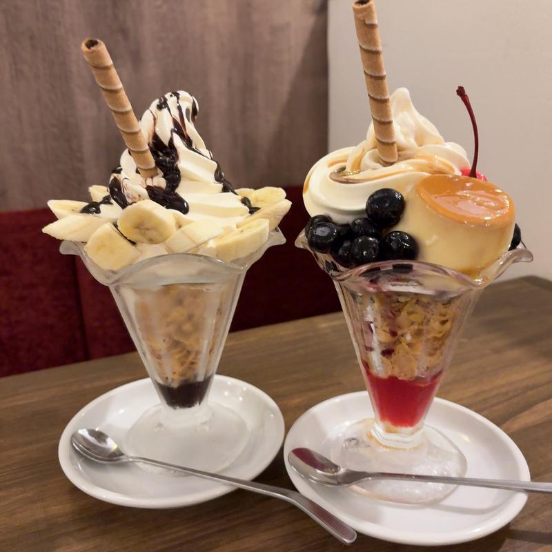 チョコバナナパフェ　ベリーのプリンパフェ(喫茶珈琲店ピノキオ 針中野店)