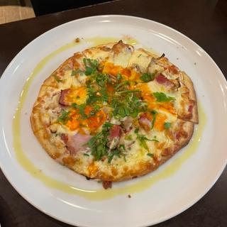 スモークベーコンとキノコと卵のpizza