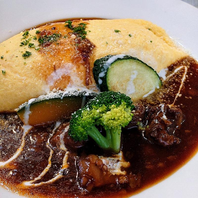 ビーフシチューのオムライス(CASUAL DINING すみれ食堂)