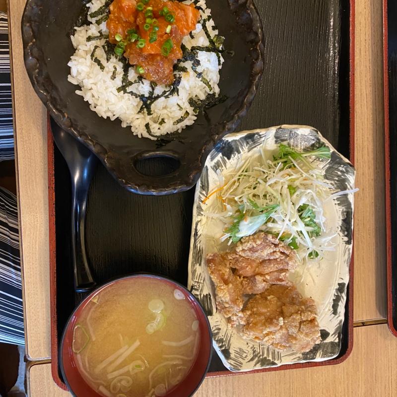 鶏唐揚げとユッケ丼(武屋食堂 泉店 （たけやしょくどう）)