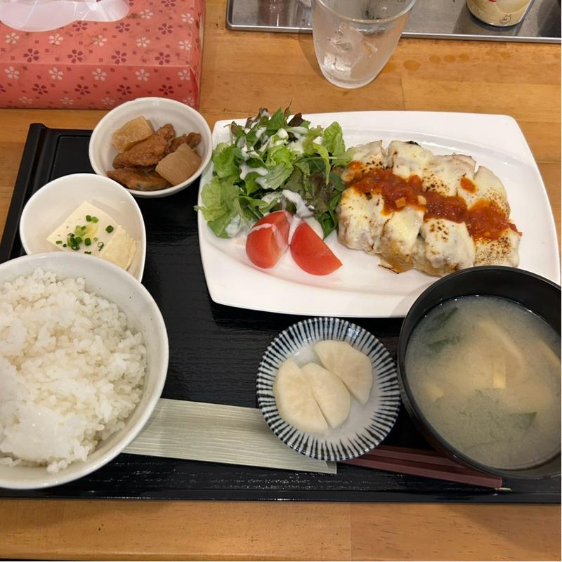 とりもも肉とモッツァレラチーズトマトソースがけ(ほまれ菜食堂 )