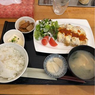 とりもも肉とモッツァレラチーズトマトソースがけ