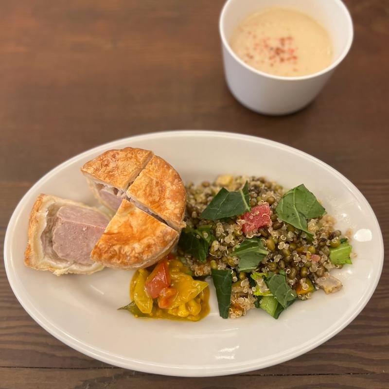 コールドポークパイ&サラダ2種(スワン＆ライオン)