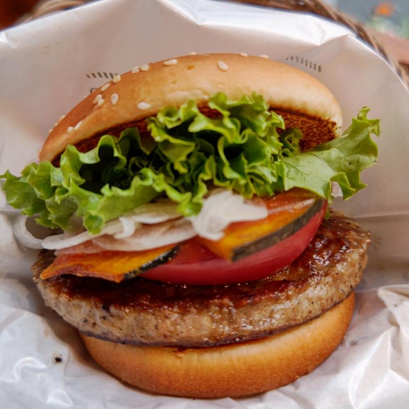 国産夏野菜のチリトマトクラシックバーガー(フレッシュネスバーガー山下)