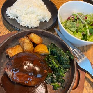 ハンバーグランチ　デミグラスソース(シュマッツ・ベーカリー＆ビア品川港南口)