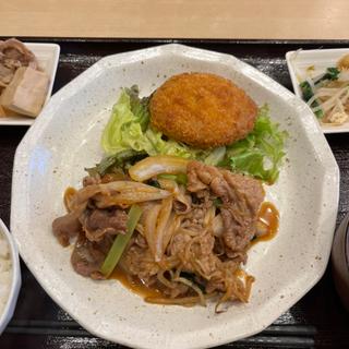 日替わり　豚肉と野菜の生姜焼きとメンチカツ