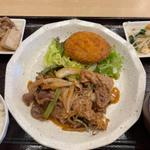 日替わり　豚肉と野菜の生姜焼きとメンチカツ(絆 旬の肴と和み酒場)
