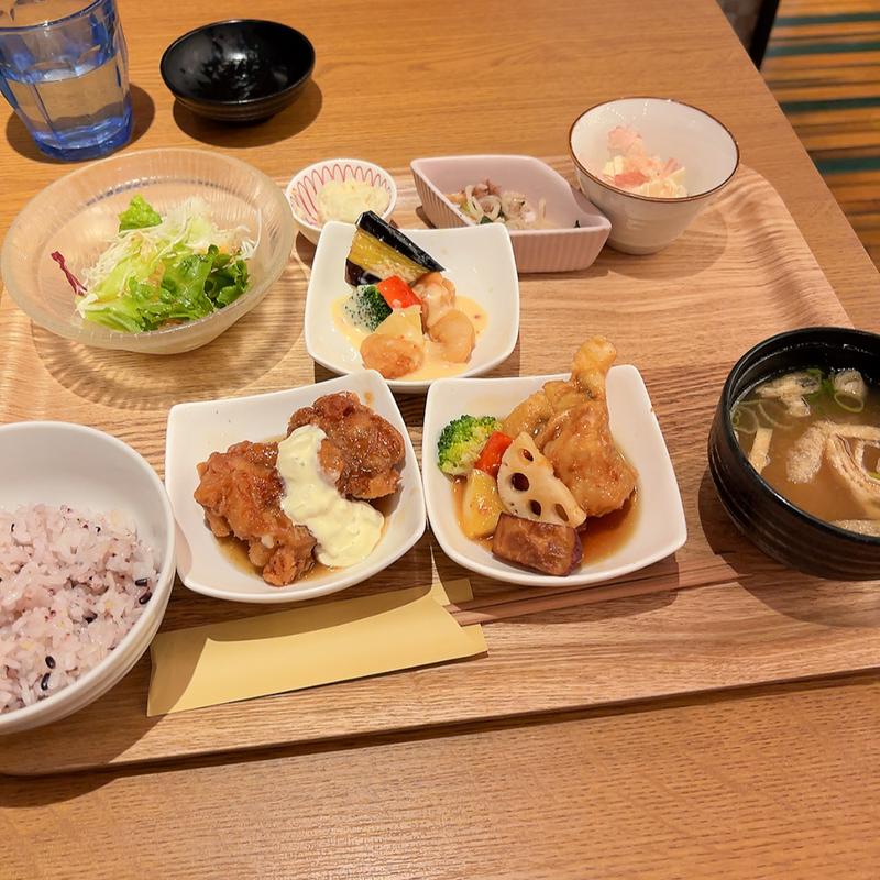 トリプルメイン定食(梅田 阪急三番街 リバーカフェ （RIVER CAFE）)