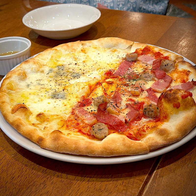 クアトロフォルマッジ(ハチミツ付)＆カルネミスト ハーフ＆ハーフ(カプリチョーザ ザ・モール仙台長町店 )