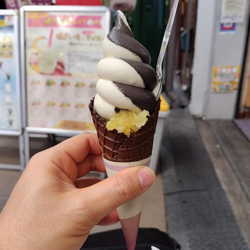 お芋×チャコールミックスソフトクリーム(れこると 大須)