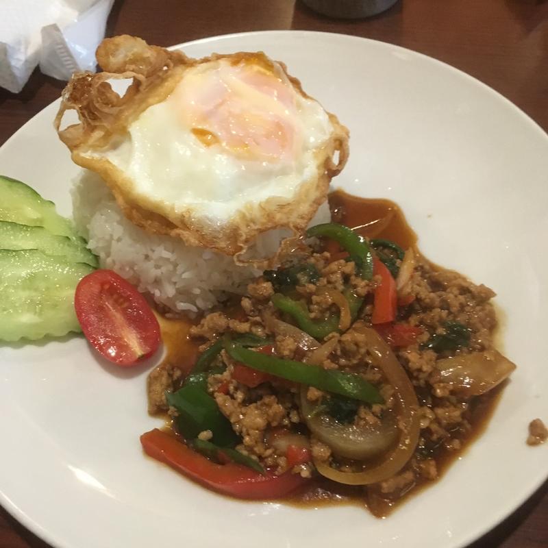 挽肉のバジル炒めかけご飯＋目玉焼き(タイ料理 ディージャイ 浦和店)