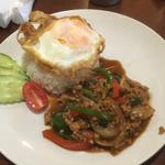 挽肉のバジル炒めかけご飯＋目玉焼き