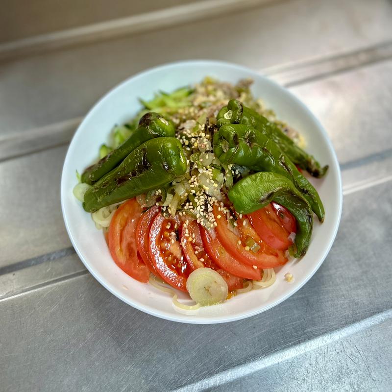 冷やしラーメン 採れたてジャンボ青唐、ししとうのせ(ベルクス 東墨田店)