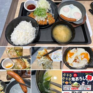 鬼おろしポン酢ロースかつ定食に目玉焼き&ソーセージ