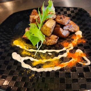 あぐー豚トロ揚げじゃがスパイスレモン炒め