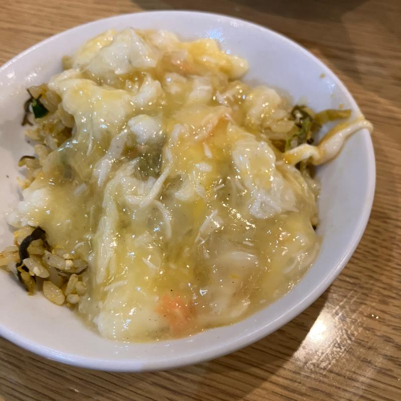 たらば身みそ入りふわたまごを高菜チャーハンにかけました(中華居酒屋 千の香)