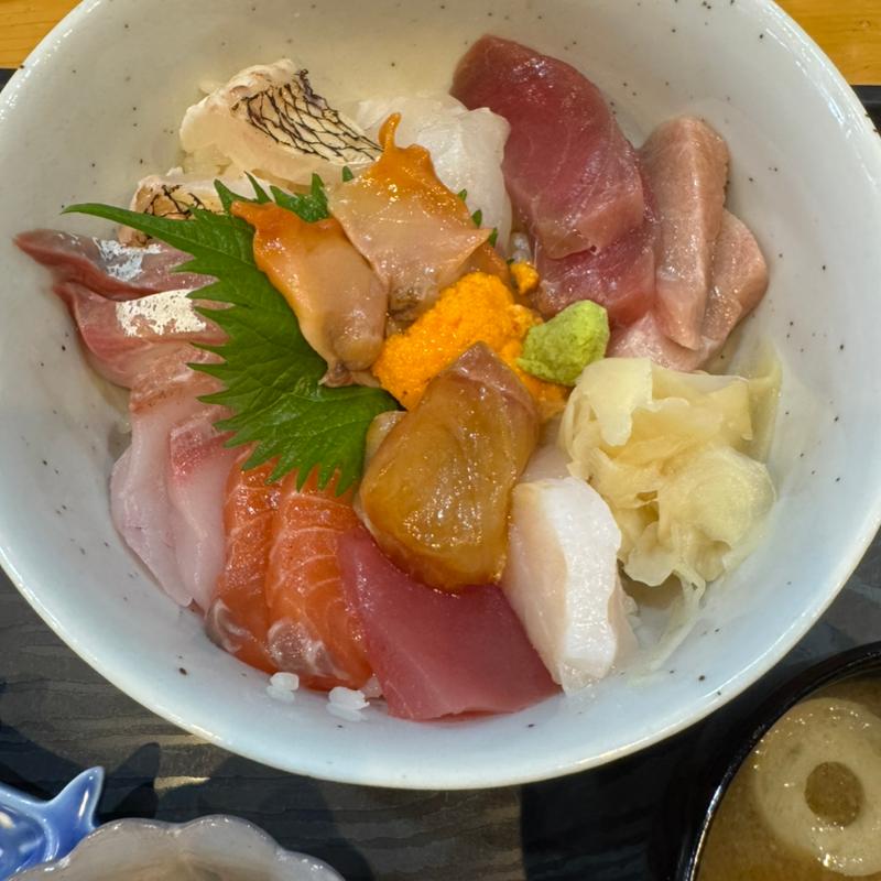 海鮮丼(食べる水族館 魚ぎ)