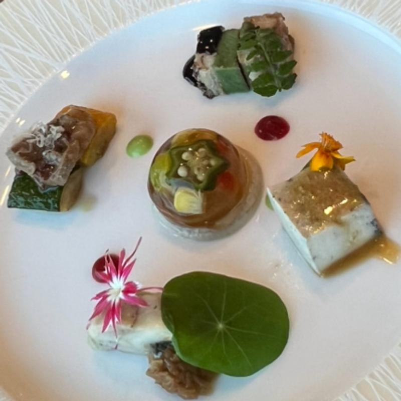 彩野菜の龍眼を囲む前菜盛り合わせ(中国料理 滄)