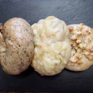 イチジクとくるみのティーベーグル、(北海道産)枝豆チーズベーグル、(自家製)台湾パイナップルケーキ風ベーグル