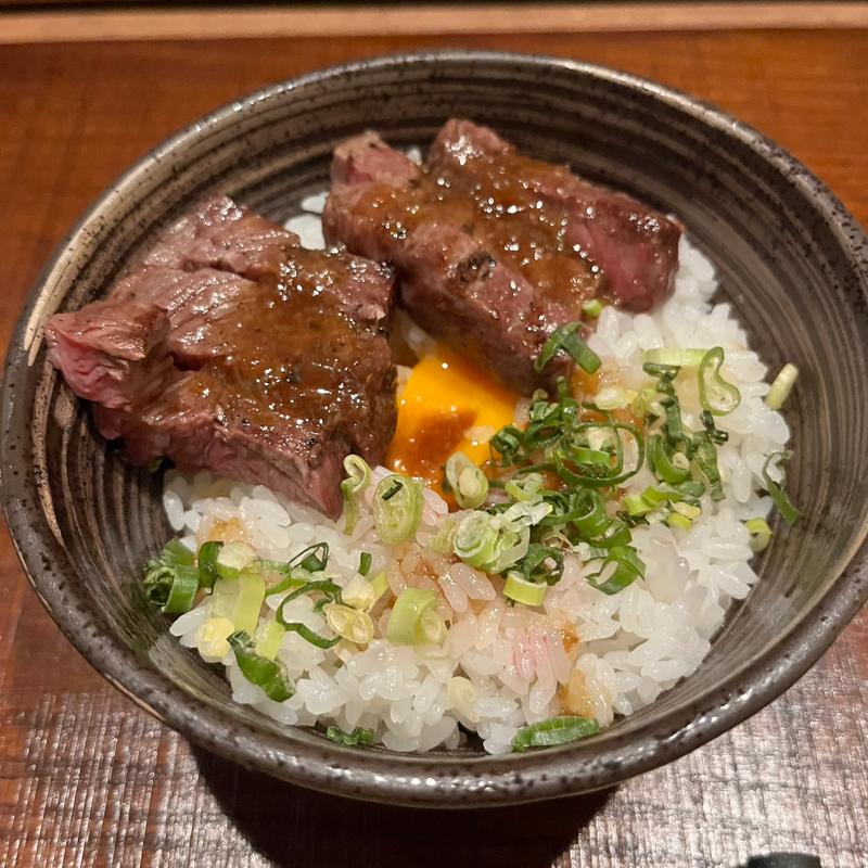 ステーキ丼(うしどろぼう 牛串焼)