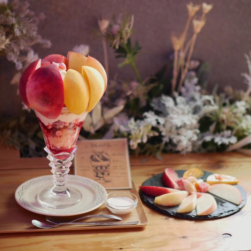 特大ももパフェ(グレープショップココロ)