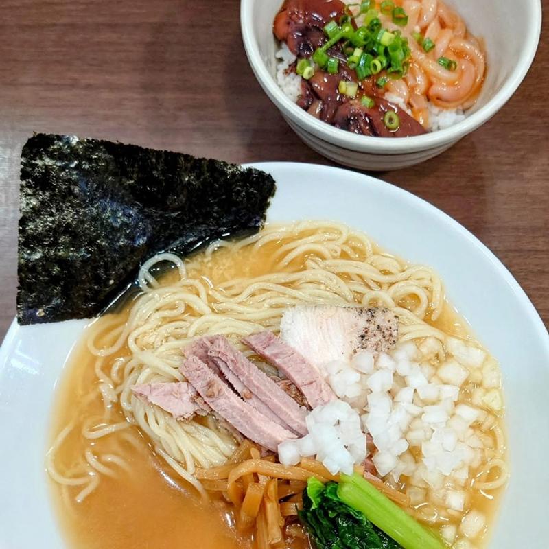トロロ昆布の冷やしラーメン イカの沖漬けと醤油漬けのご飯(煮干し中華そば 山形屋)