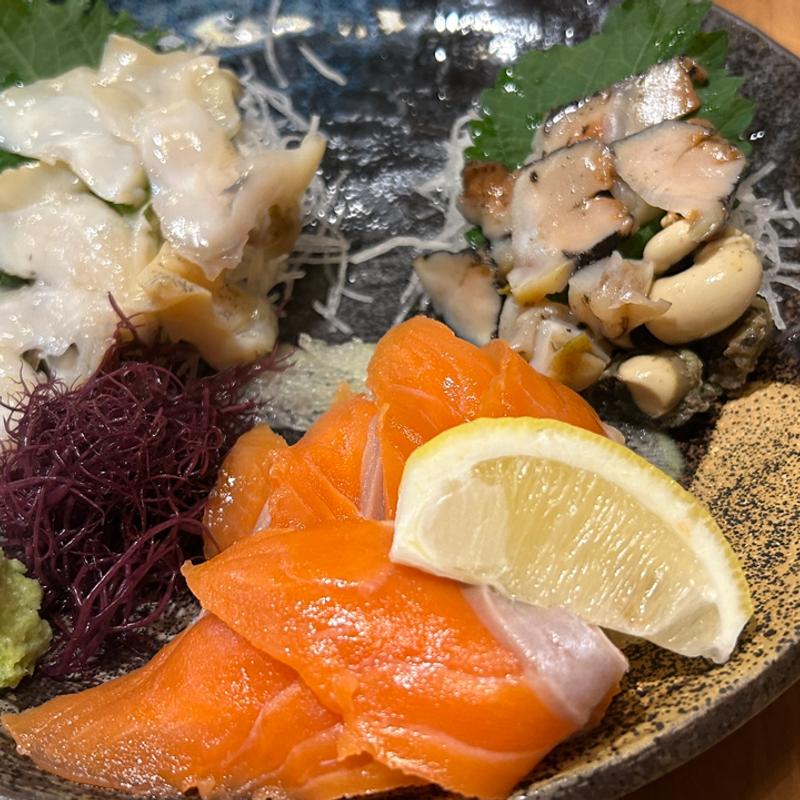 ツブ貝サザエ宮城サーモン刺身(かき小屋 飛梅 神田西口店)
