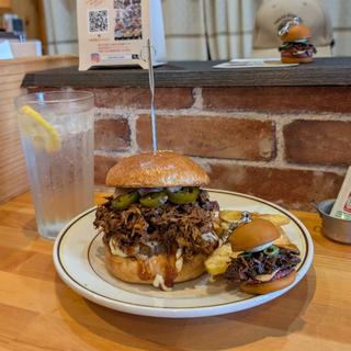 SMOKY PULLED PORK BURGER