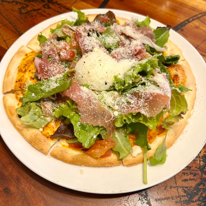 生ハムサラダ温玉ピザ(ごはんカフェ ラクエ)