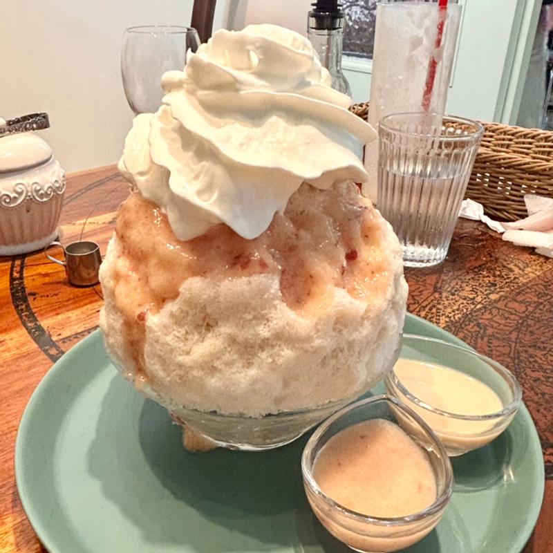 桃に烏龍みるくと杏仁エスプーマ(ごはんカフェ ラクエ)