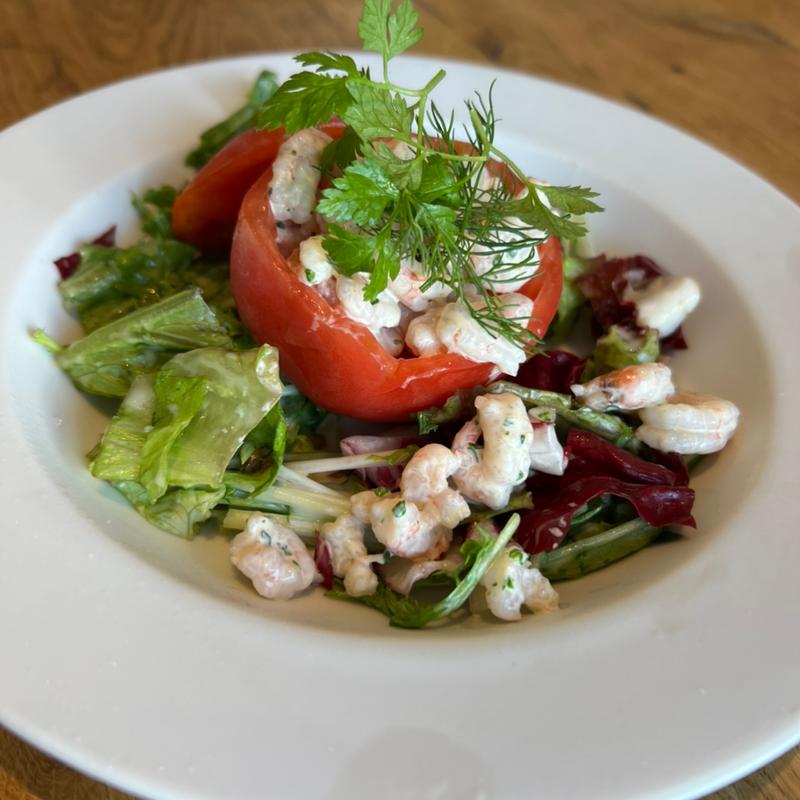 トマト・クルヴェット エビとマヨネーズのサラダをトマトに詰めたベルギー名物料理(ベルギーレストラン｢REVIVE – 甦 ｣)