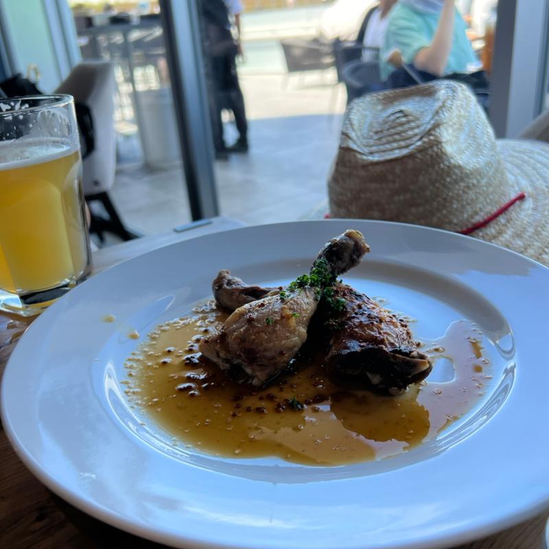 骨付き鶏もも肉コンフィ(ベルギーレストラン｢REVIVE – 甦 ｣)