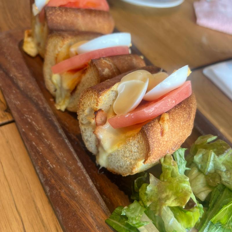 ベルギー風バケットサンド ハム・トマト・チーズ・レタス・ゆで卵ミニサラダ付き(ベルギーレストラン｢REVIVE – 甦 ｣)