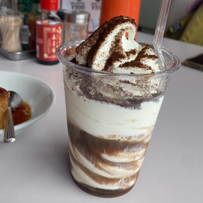 大人のソフトクリーム(マルカンビル大食堂)