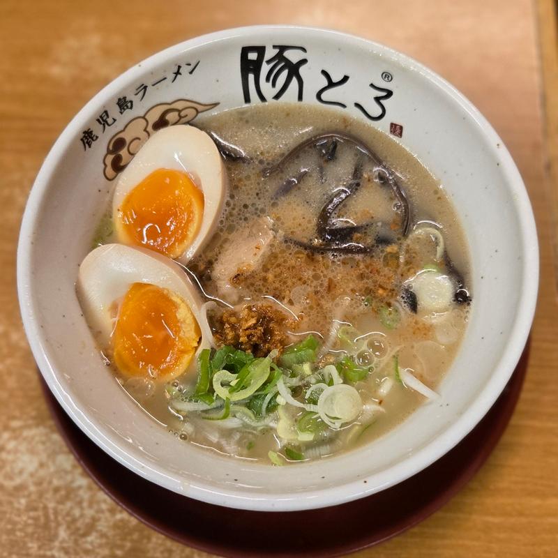 半熟玉子入り豚とろラーメン 小盛(鹿児島ラーメン豚とろ 天文館本店 （とんとろ）)