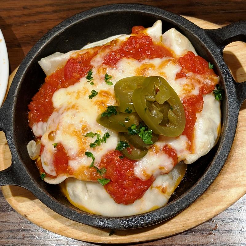 鉄板餃子のトマトソースチーズ焼き(BEER HOUSE 森卯)