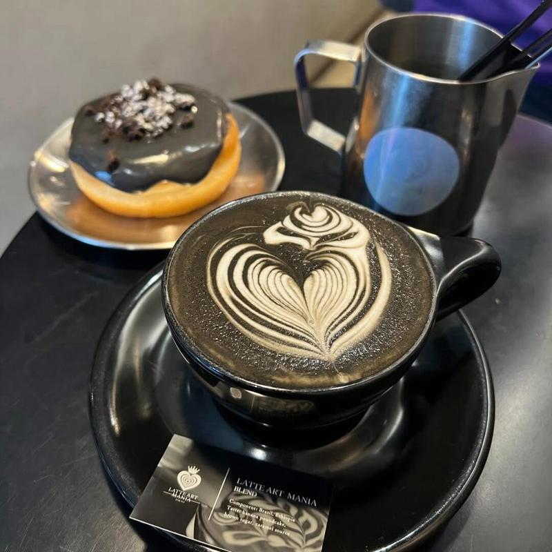 ブラックラテ(LATTE ART MANIA)