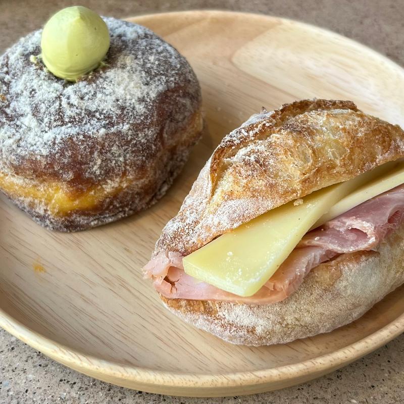 ピスタチオのドーナツ&ハムとチーズのサンド(dacō 御茶ノ水)