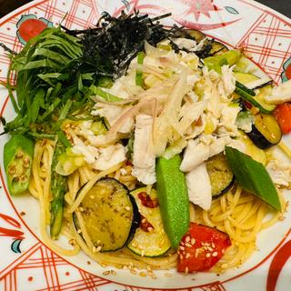 鶏と7種の夏野菜のネギ塩レモンペペロンチーノ