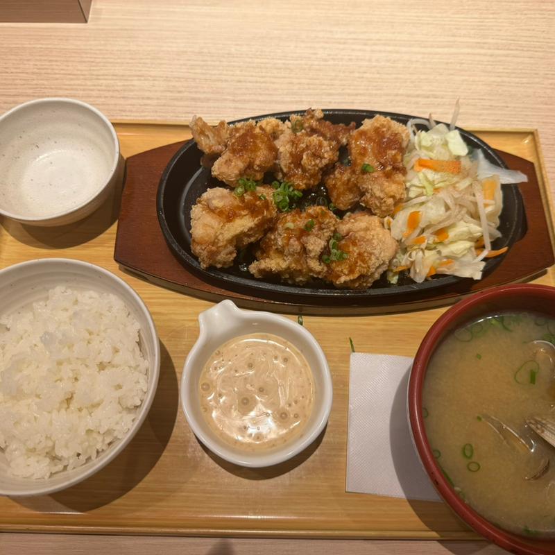 鉄板油淋鶏定食：アサリ汁(やよい軒 新宿歌舞伎町店)