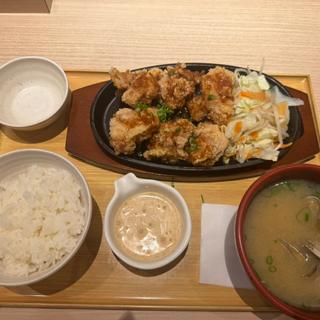 鉄板油淋鶏定食：アサリ汁