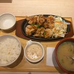 鉄板油淋鶏定食：アサリ汁