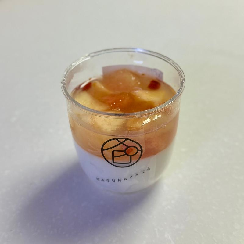 フルーツ杏仁豆腐　桃(ハピマルフルーツ神楽坂 有楽町店)