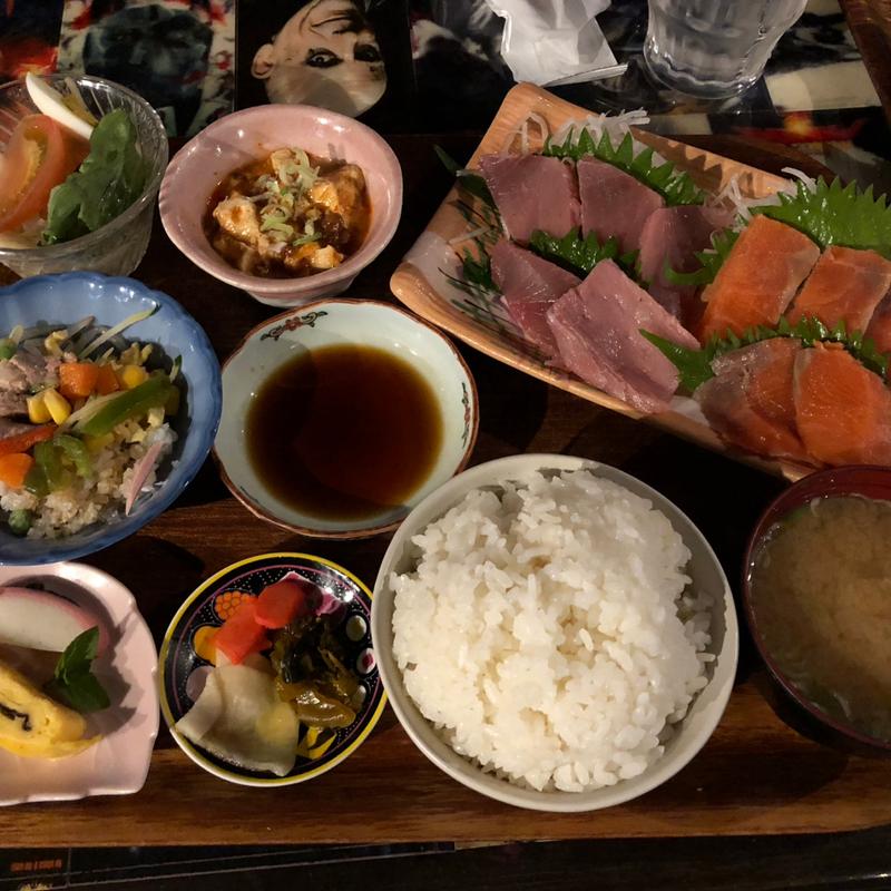 刺身定食（マグロ、サーモン）(えちごやきゅーぴー)