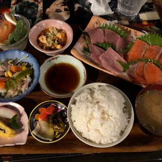 刺身定食（マグロ、サーモン）