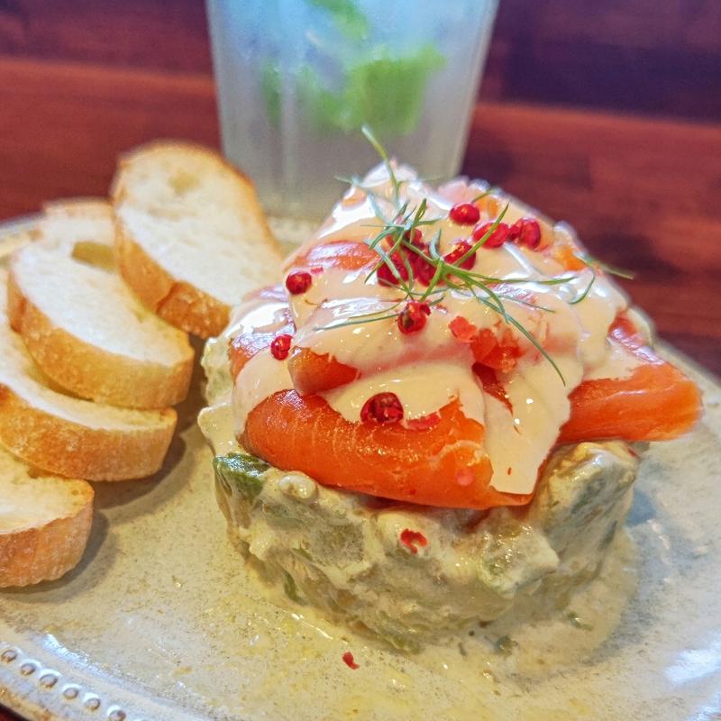 サーモンとアボカドのタルタル(Wine Stand Basil)