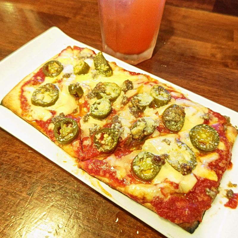 ハラペーニョとアンチョビピザ(Wine Stand Basil)