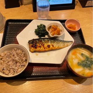 さばの炭火焼き定食、たっぷり野菜の麦みそ汁(大戸屋ごはん処 川崎銀柳街店)